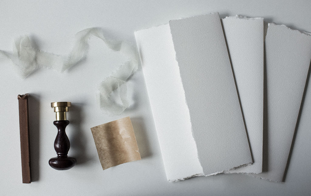 Weddinginvitation with a floating wax seal